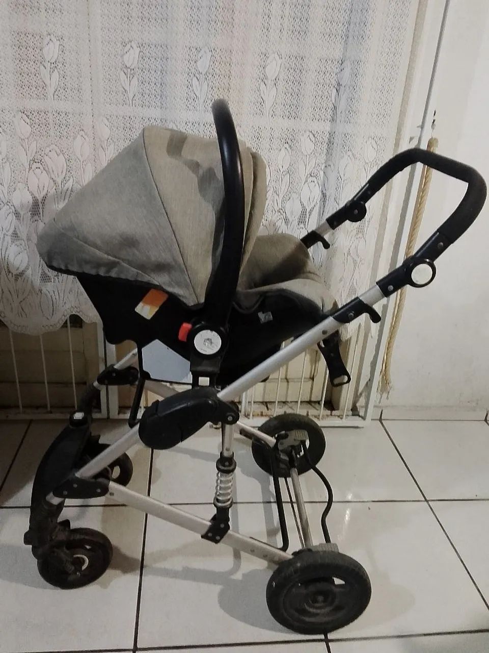 Vendo conjunto de carrinho e bebê conforto  - Foto 3