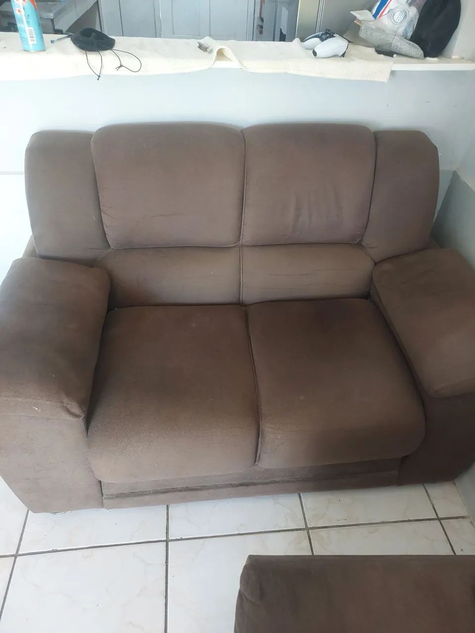 Jogo de Sofá 2 e 3 Lugares em Suede Marrom - Conservado - Foto 2