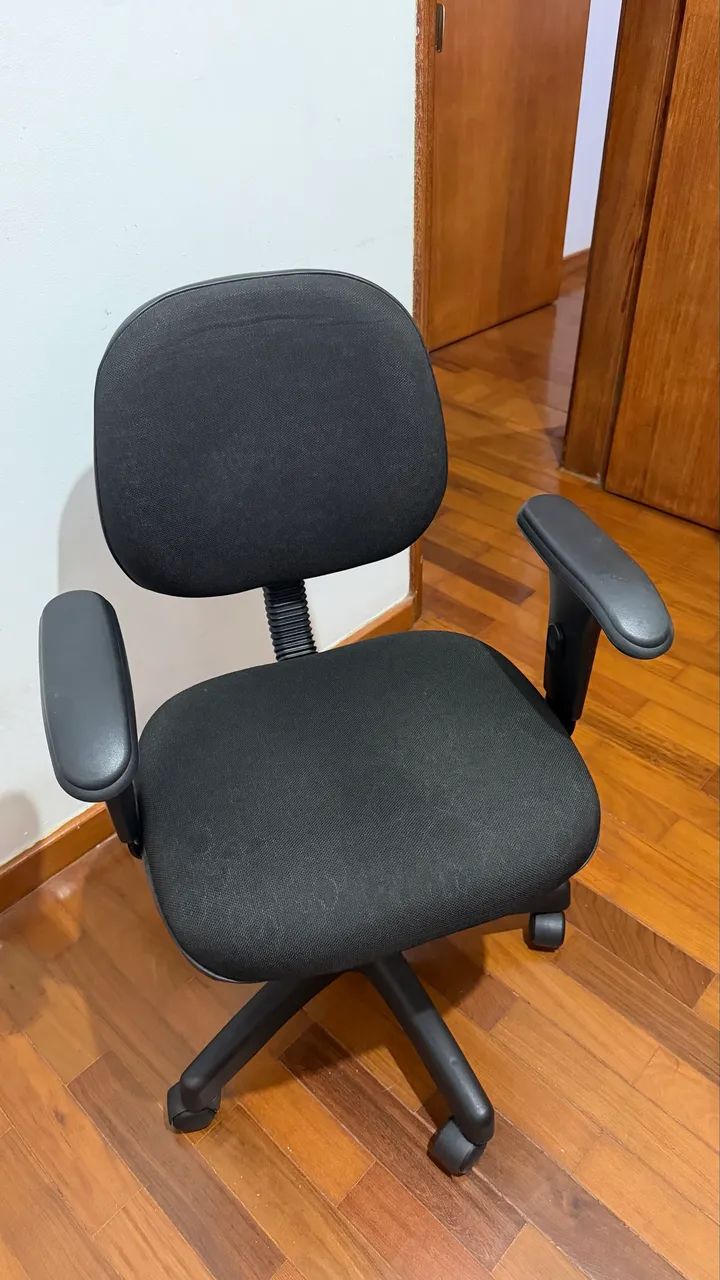 Cadeira de escritório com rodinhas e altura regulável  - Foto 3