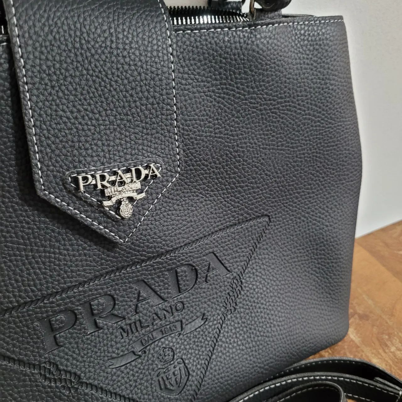 Bolsa preta prada linda e perfeita  - Foto 2
