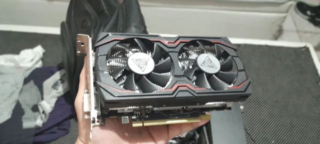 Placa de vídeo RX 580 2048SP 8GB poucos meses de uso