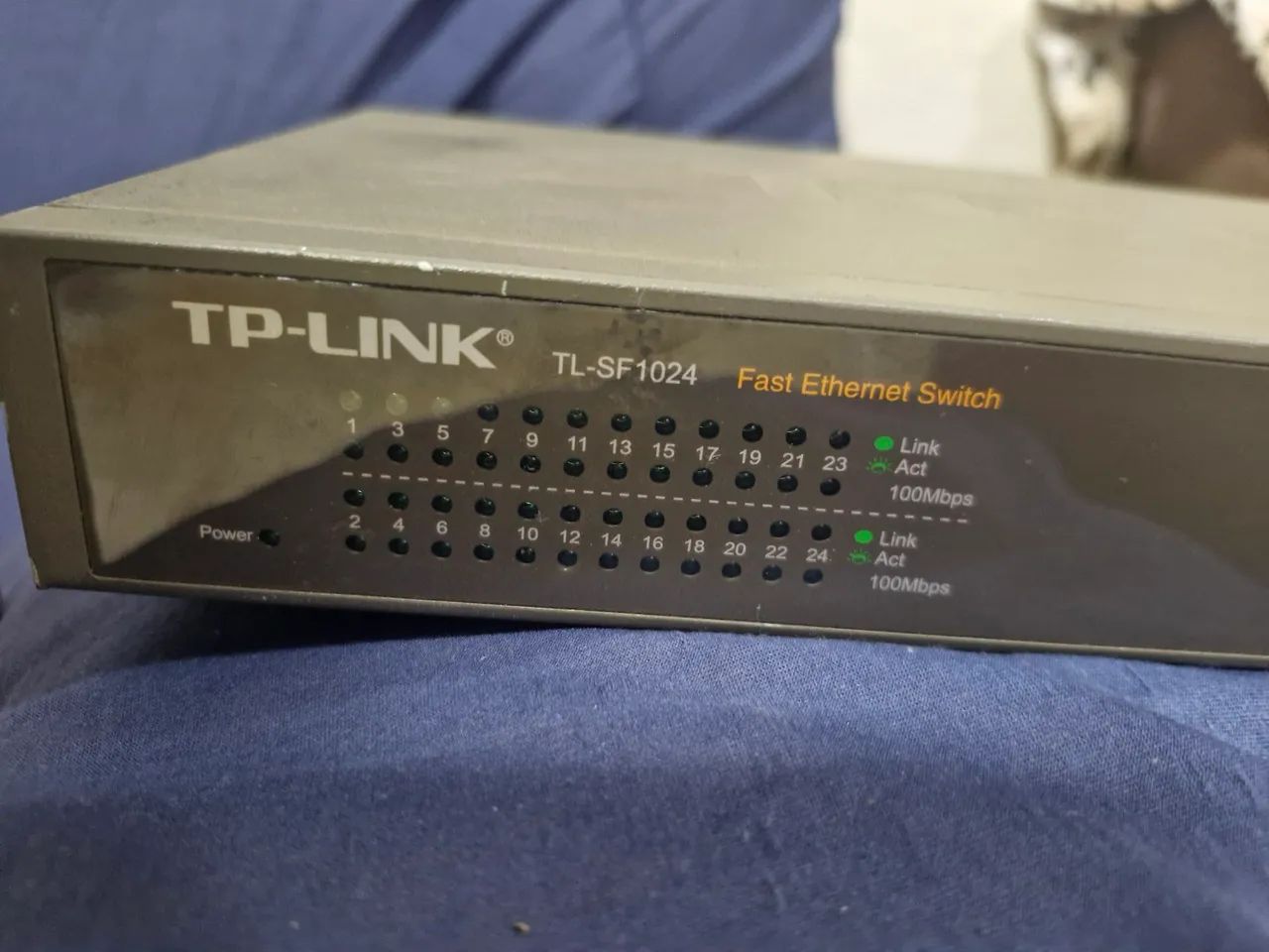 TP-Link TL-SF1024 é um Switch de rack de 24 portas 10/100Mbps.