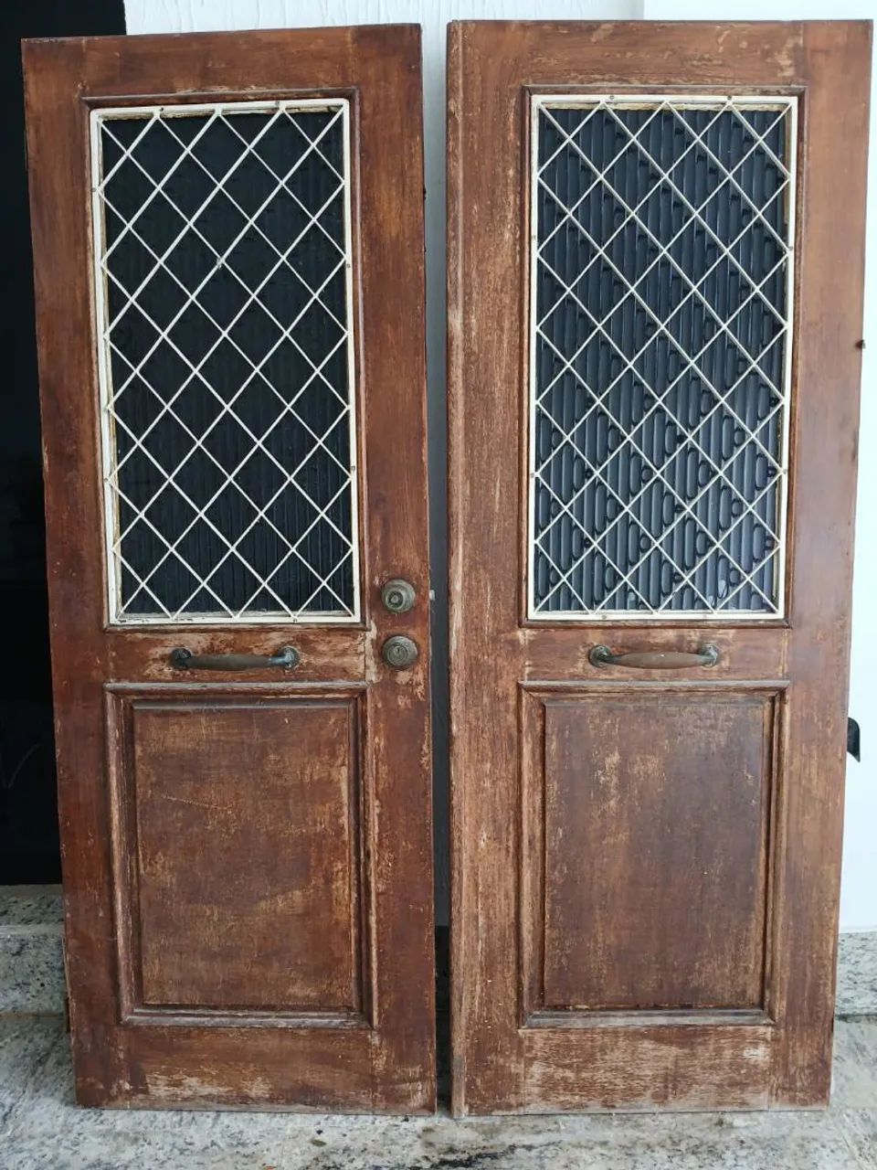 Porta de duas folhas em madeira Angelim