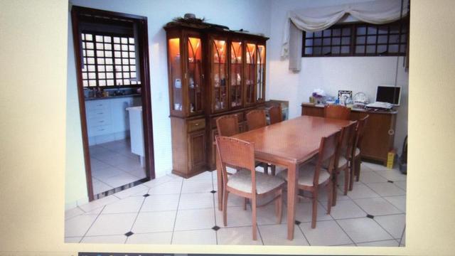 Cristaleira com mesa de 8 cadeiras