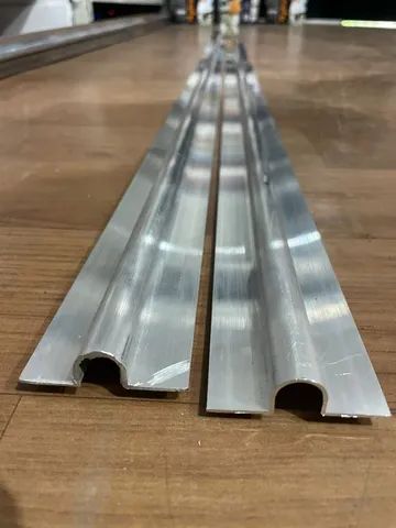 Trilho em Alumínio para Portão com Base Lisa Parafusar 2X3 Metros (6 Metros Total)