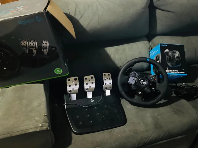 Volante Logitech G920 com pedal + Câmbio Driving Force Shifter para X-box  em Promoção na Americanas