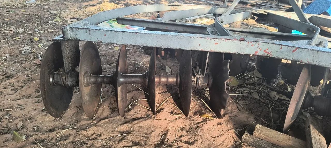 Vendo grade x 24 discos marca tatú - Foto 5