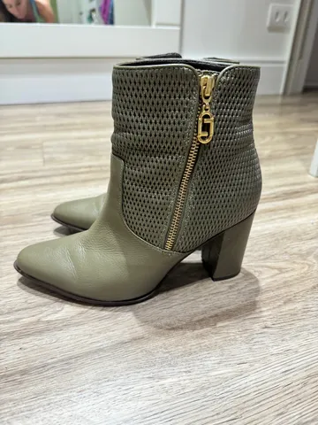 Bota verde militar luz da lua