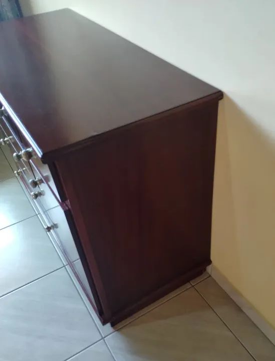 COMODA MADEIRA COM CINCO  GAVETAS E PORTA - Foto 2
