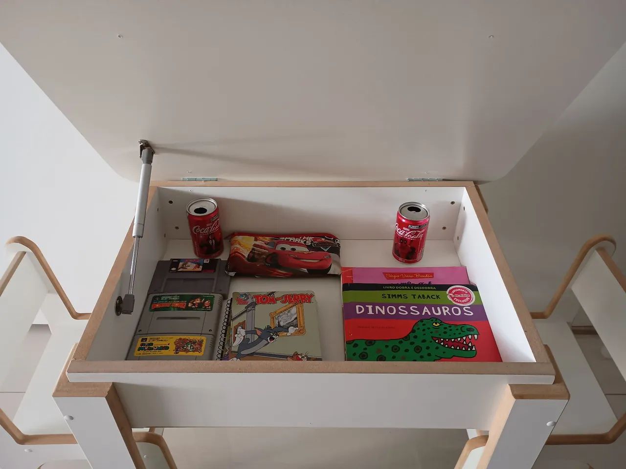 Mesa infantil com baú 