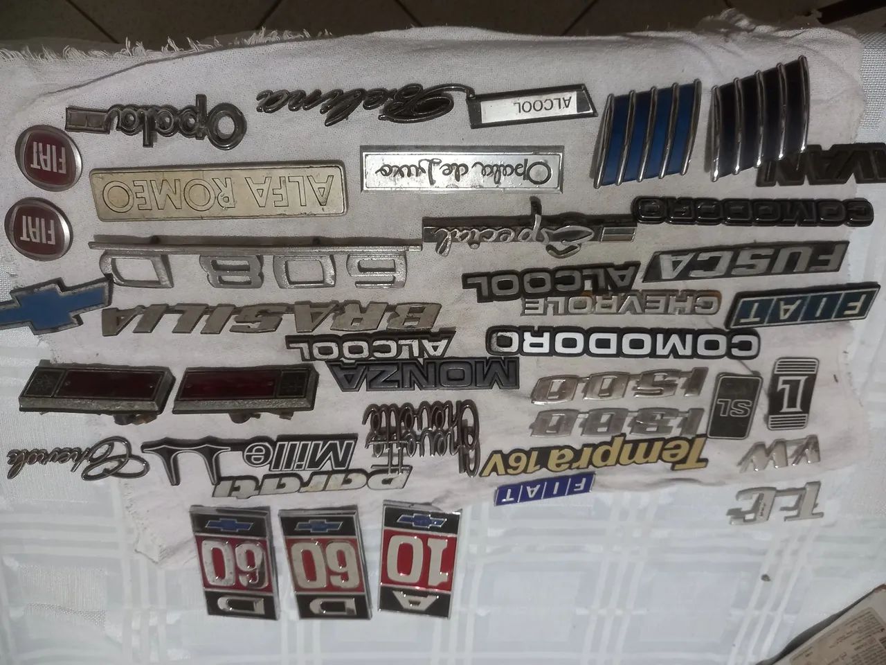 Lote de emblemas de carros antigos - Foto 2