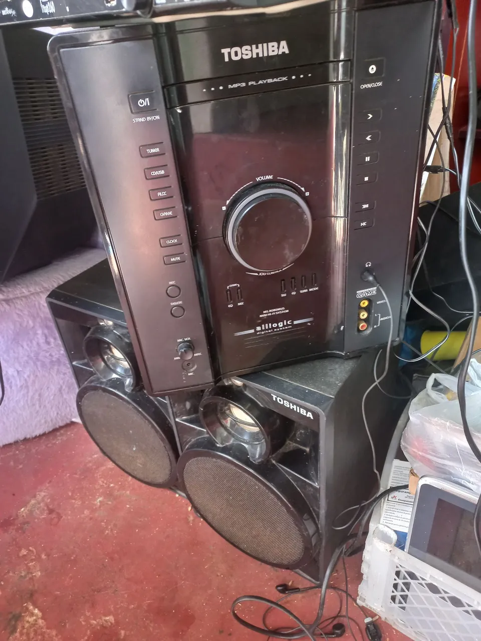 Mini System Toshiba  ele liga só arrumar a saída dele sem controle 