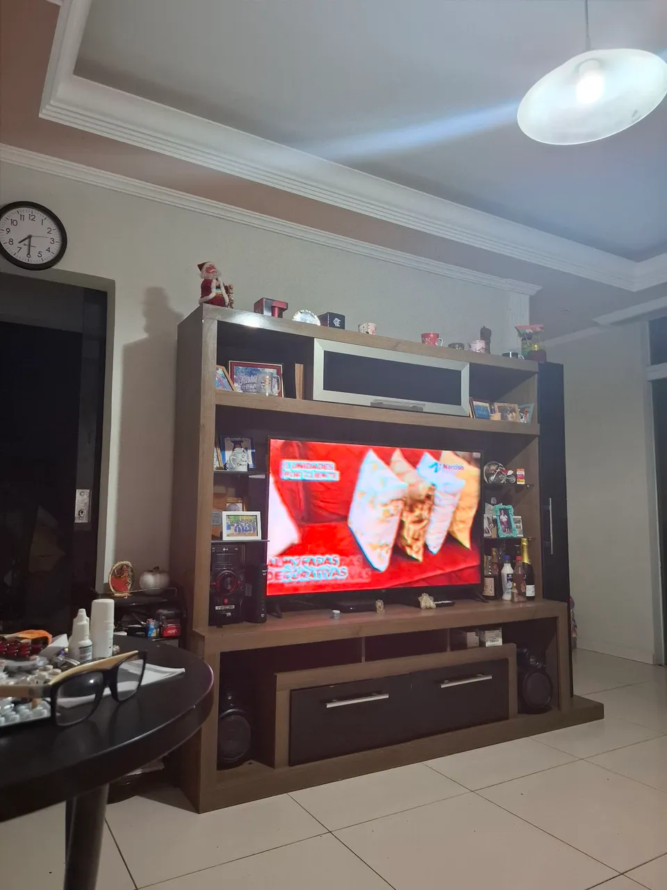 Rack para TV com prateleiras - Amadeirado