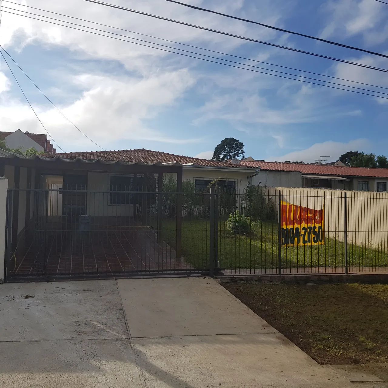 Casa com 4 quartos, sendo 2 suítes. 2 salas, cozinha com armários  e demais cômodos 