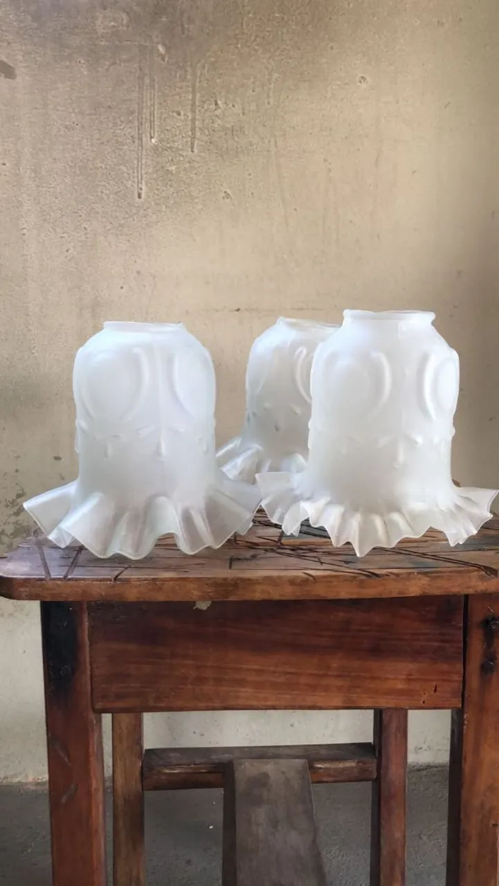 Três cúpulas de vidro para lustre