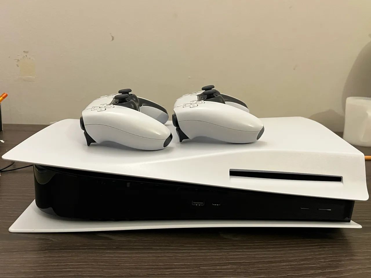 Ps5 com dois controles, 5 jogos FC 25, 2K25, UFC 5, GTA V, SPIDER MAN 2 - Foto 5