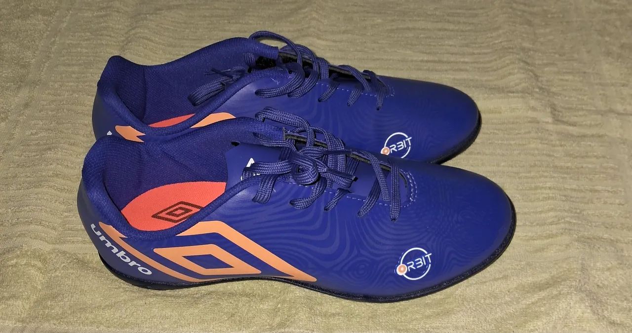 Chuteira Umbro Azul de Futebol Society 