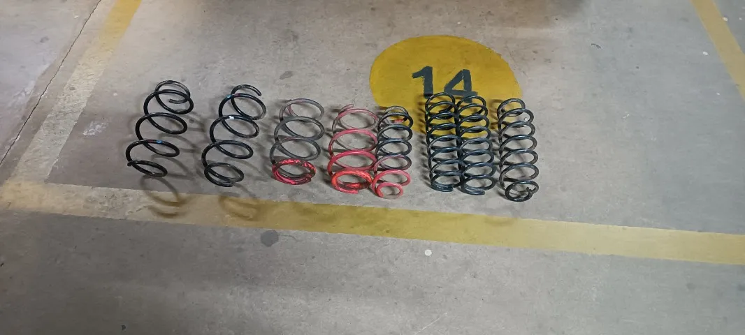 Vendo 2 conjuntos de molas (esportivas e as originais) do Golf ano 2016.