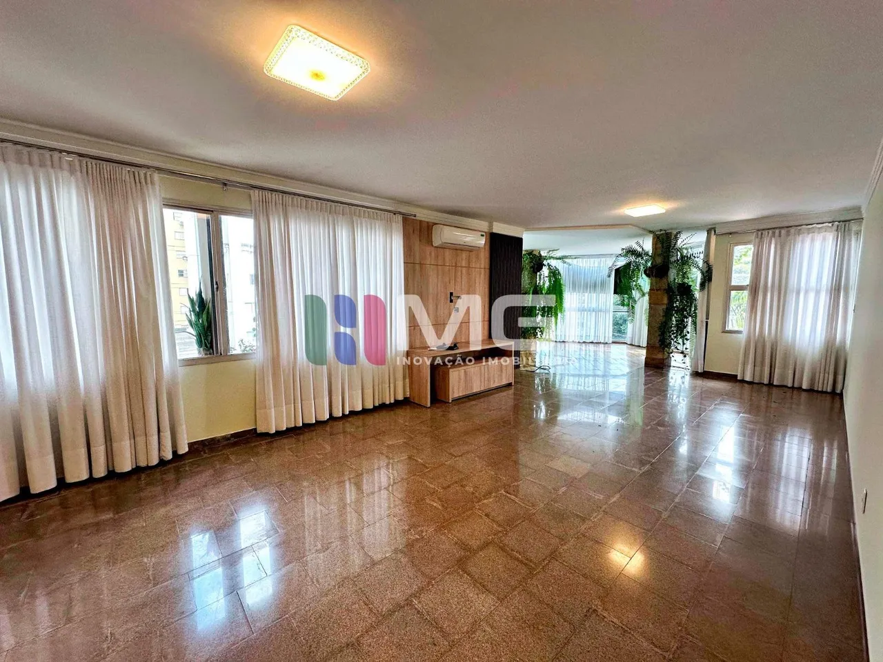 Apartamento de 3 suites Sala de 3 ambientes e 2 vagas de garagem