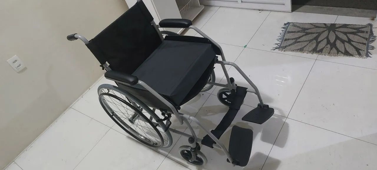 2 Cadeiras de rodas: uma de  passeio e uma de banho 