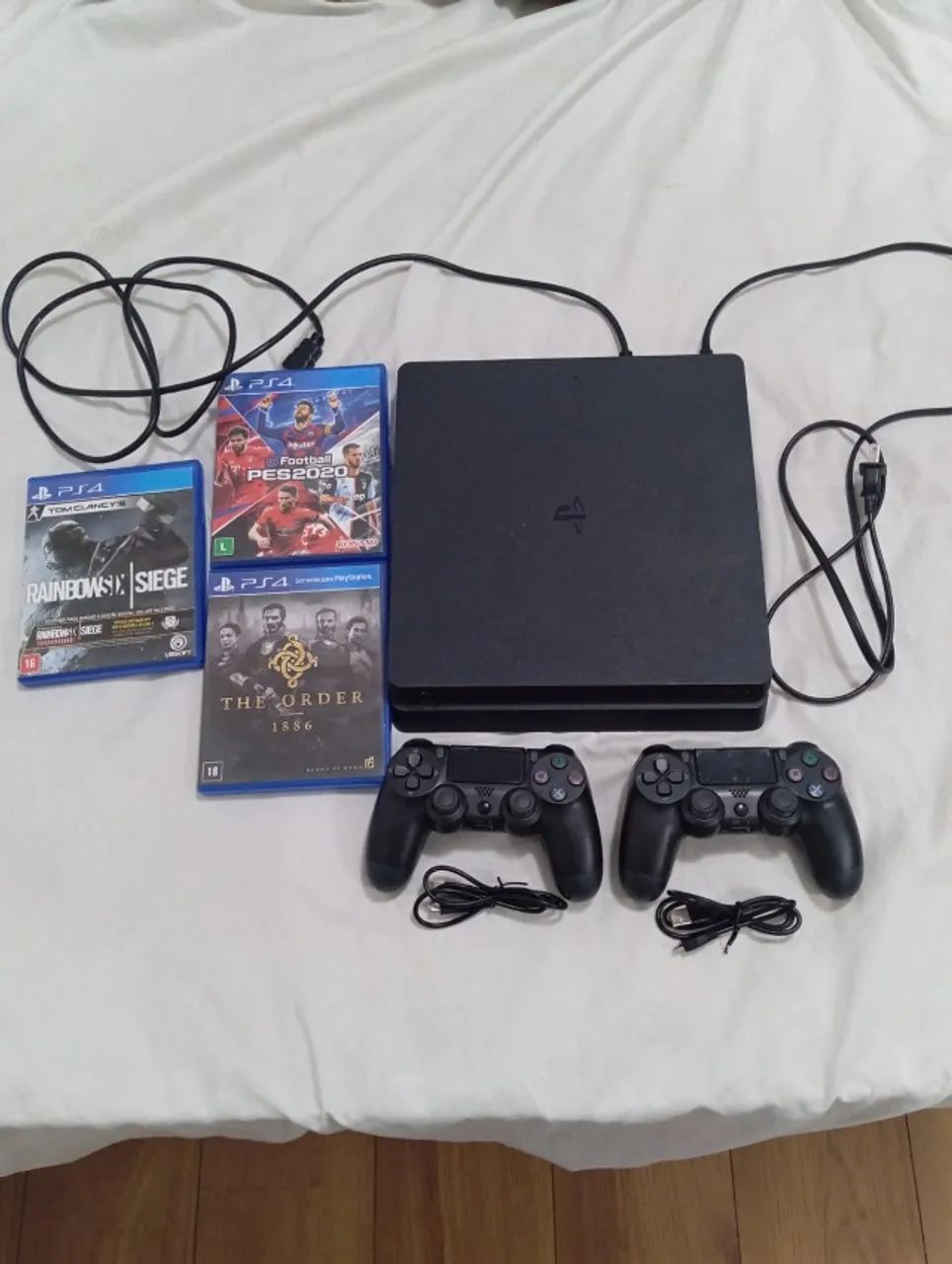 Playstation 4 slim semi novo 1 terabyte com 2 controles novos nunca usados, 4 jogos