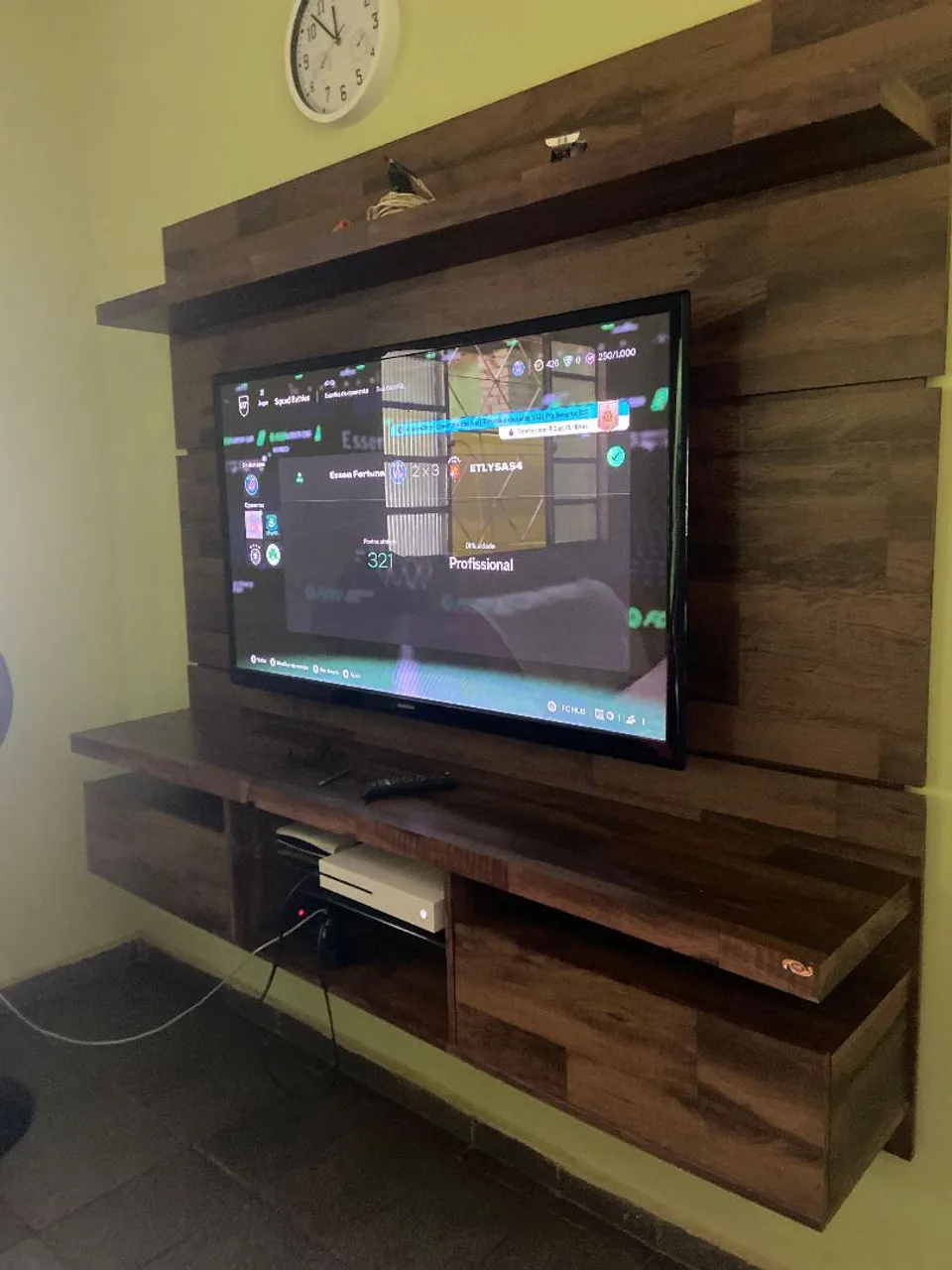 Painel para TV Amadeirado com Prateleiras e Gavetas