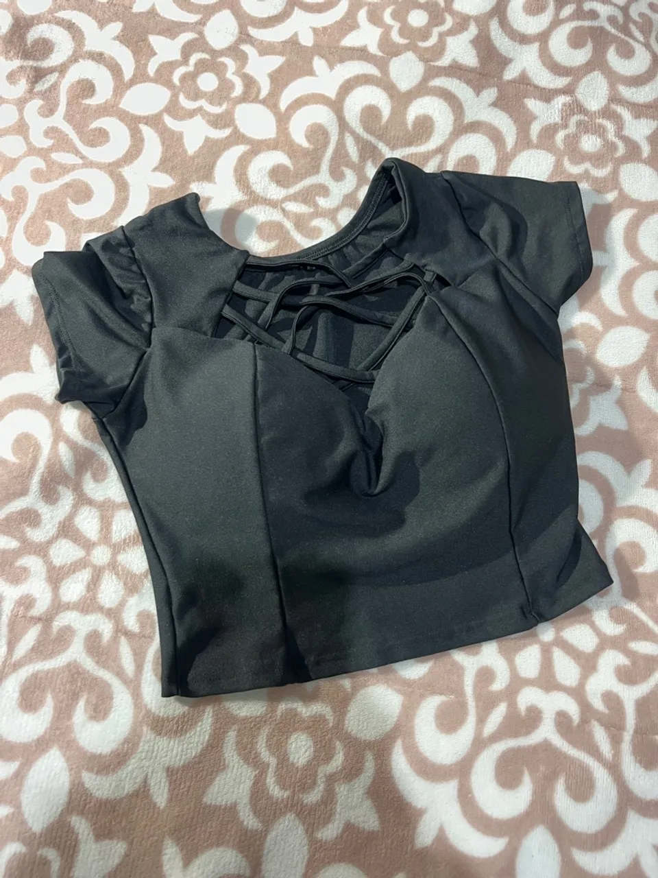 Top preto com detalhes cruzados