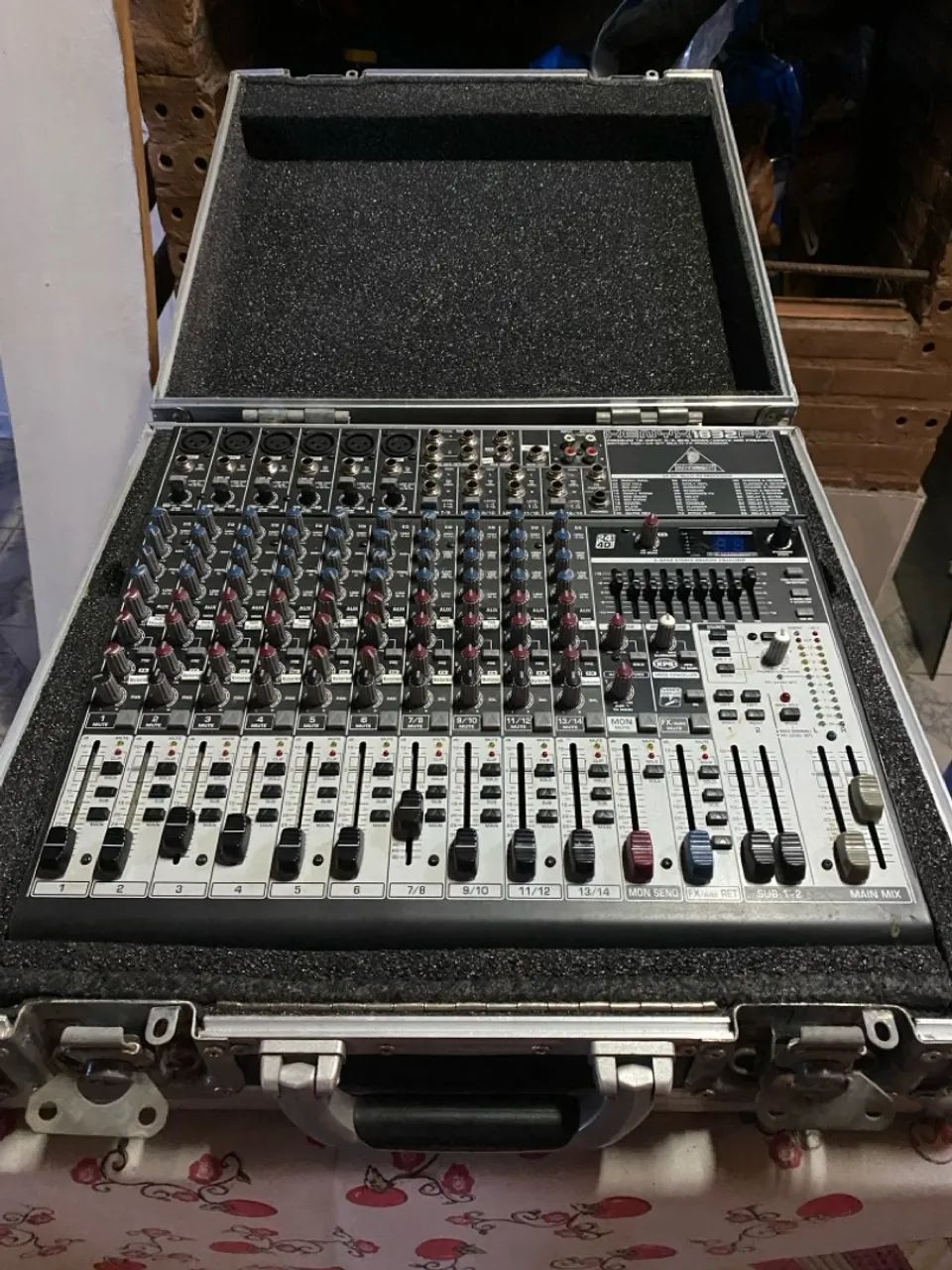 Mesa de som Behringer Xenyx USB 1832
