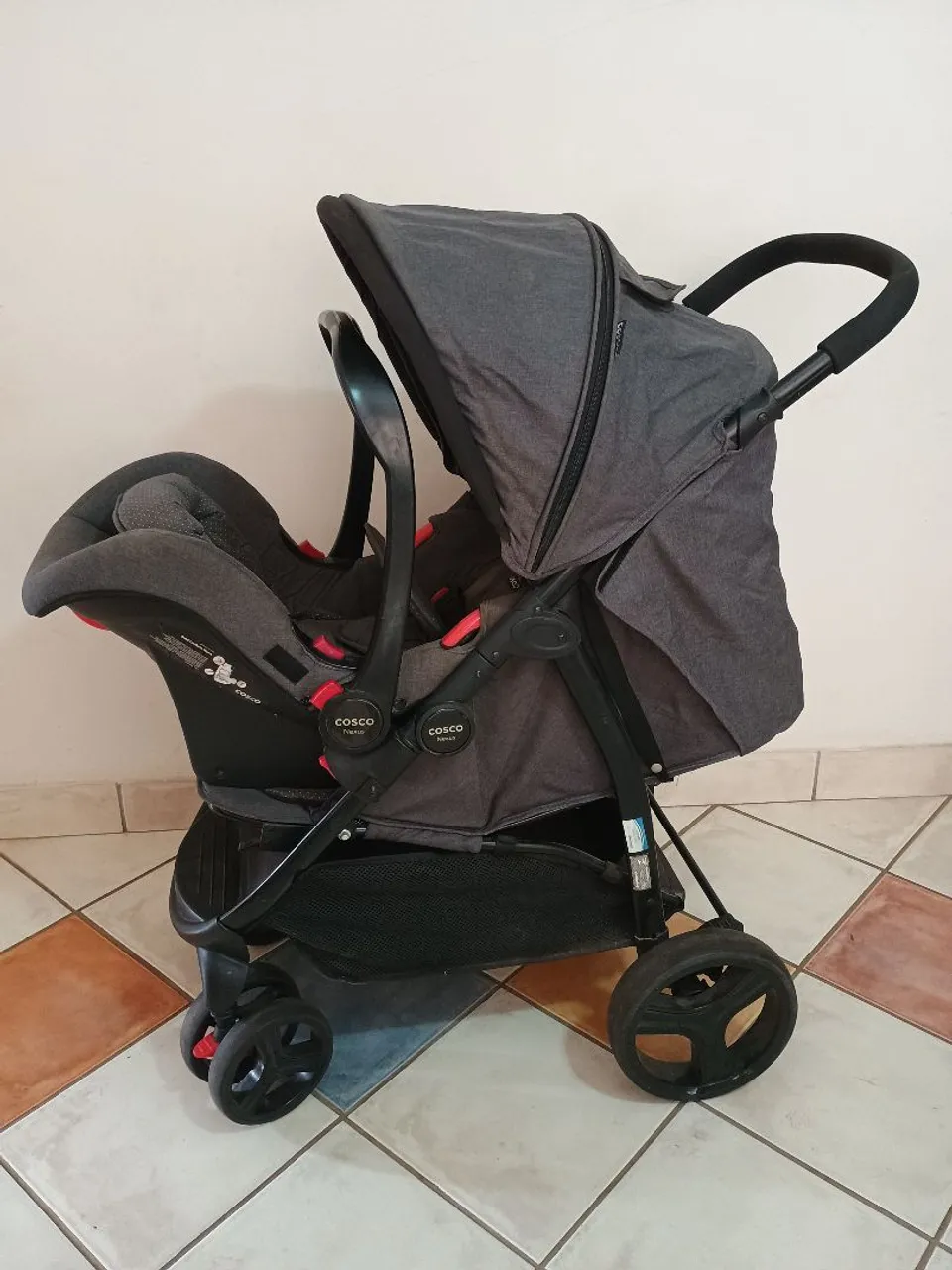Carrinho de bebê e bebê conforto COSCO
