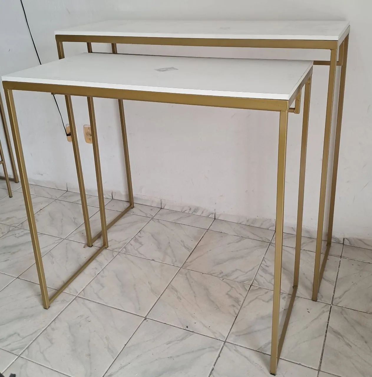 Mesa de Apoio Dourada com Tampo Branco - Foto 4