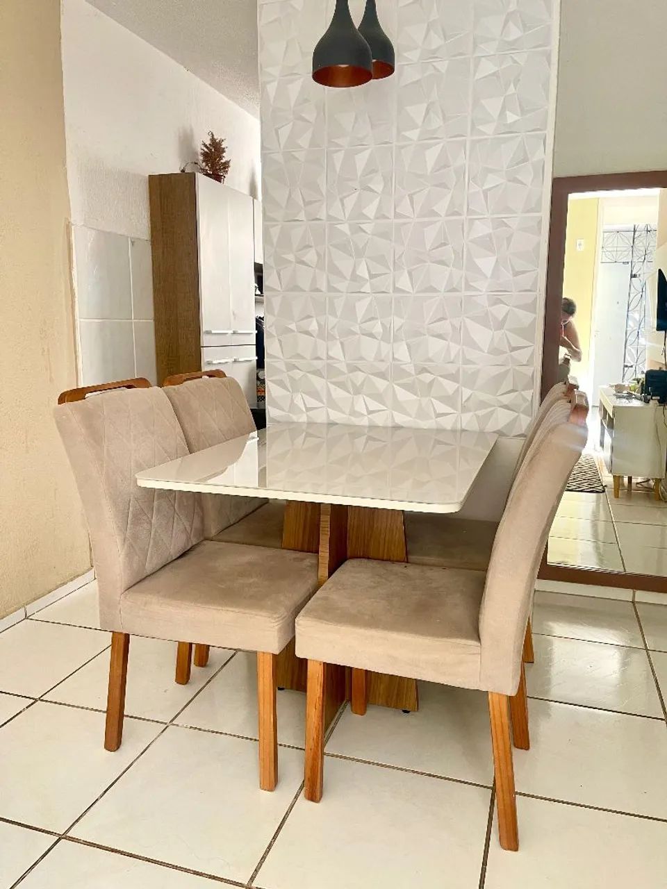 Mesa de Jantar Elegante com Cadeiras - Impecável!