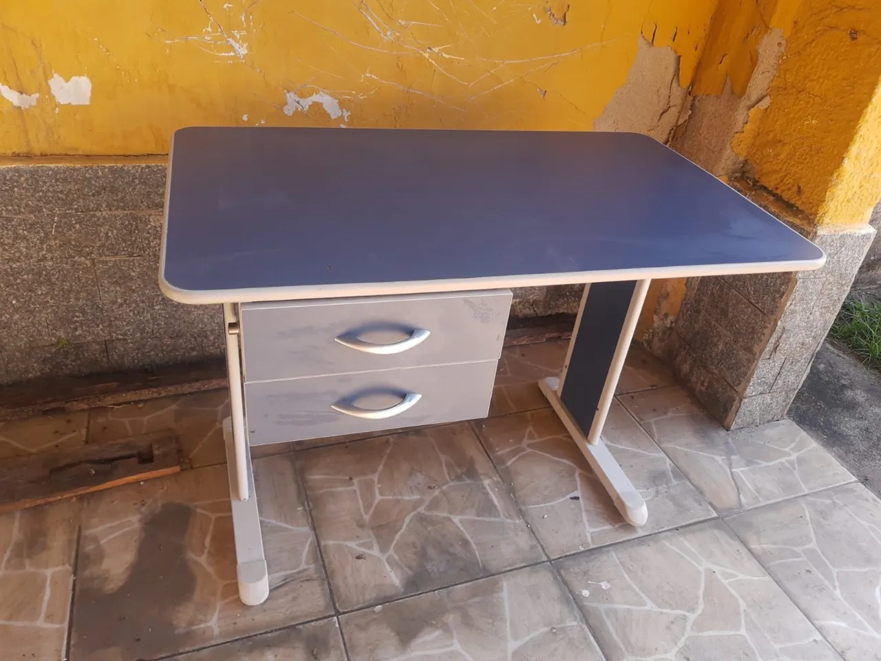 Escrivaninha moderna com gavetas