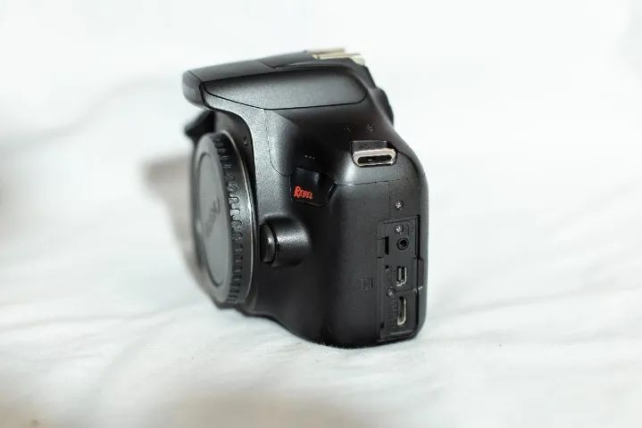 CAMERA REBEL T6 ( SÓ CORPO ) 2 BATERIAS , CARREGADOR E CARTÃO 32G - Foto 5