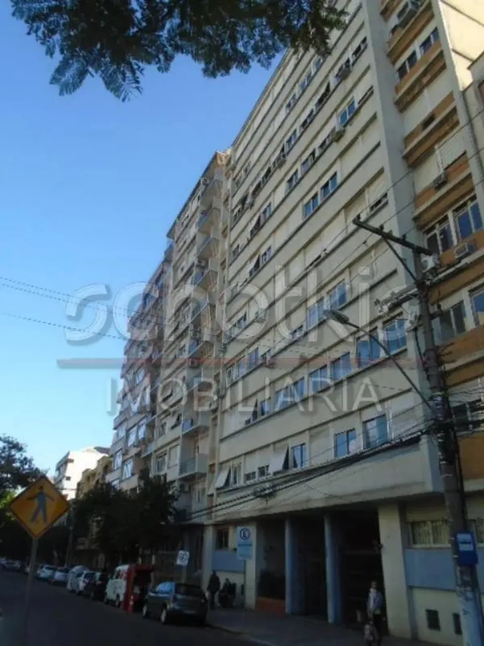 IMOBILIÁRIA SCHOTKIS ALUGA APARTAMENTO 03 DORMITÓRIOS, NA RAMIRO BARCELOS EM FRENTE AO HOS