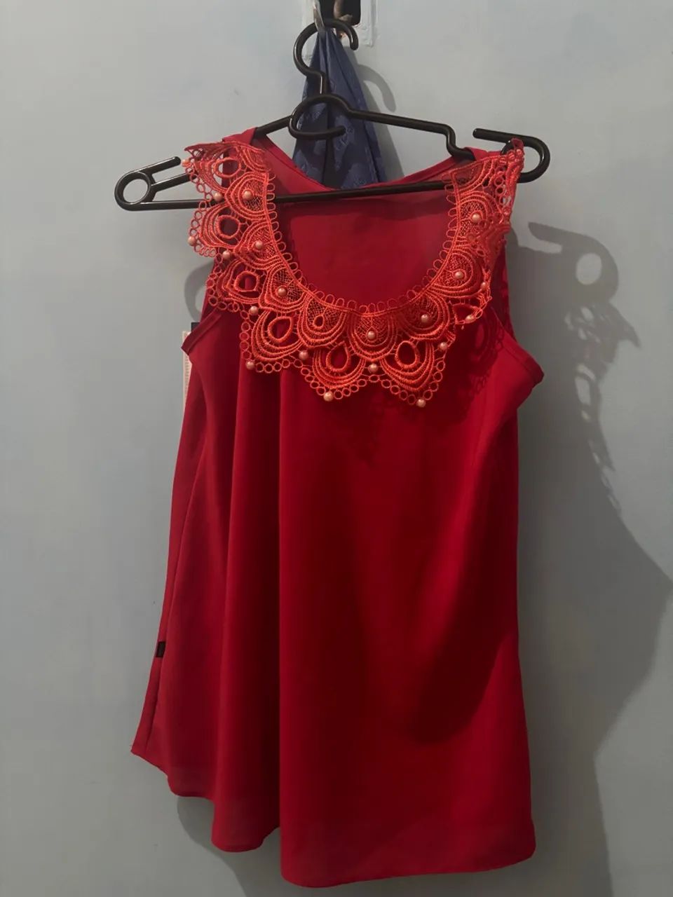 Blusa Vermelho com Detalhe Rendado no Decote - Foto 2