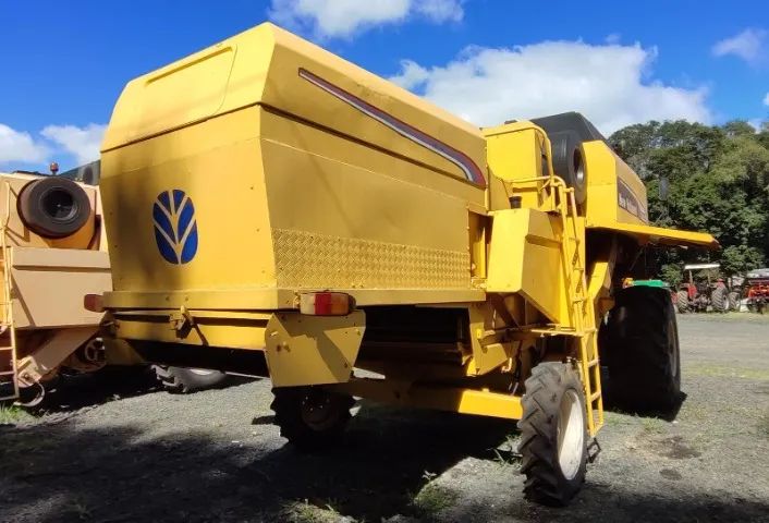 Colheitadeira New Holland - TC 57, 3369 horas, 19 pés. Fabricação 2000 - Foto 3