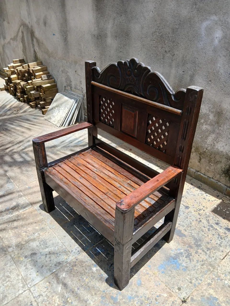 Sofá de madeira maciça com detalhes em talha - Foto 3