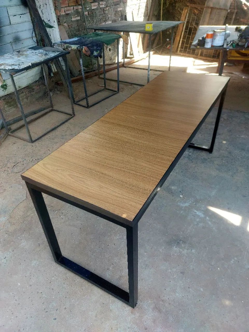Mesa de madeira com estrutura de metal