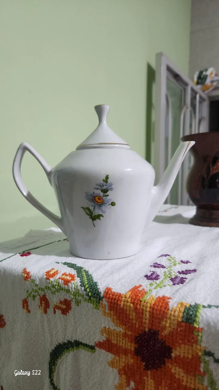Bule de porcelana com detalhes florais