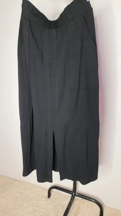 Saia preta midi com bolsos - Tamanho P - Foto 3