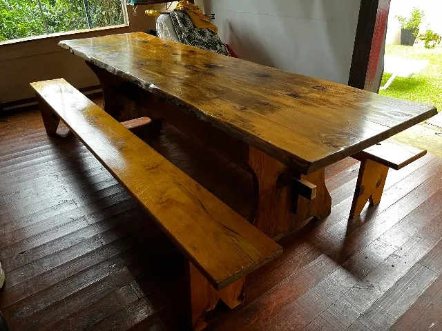 Mesa rústica com bancos