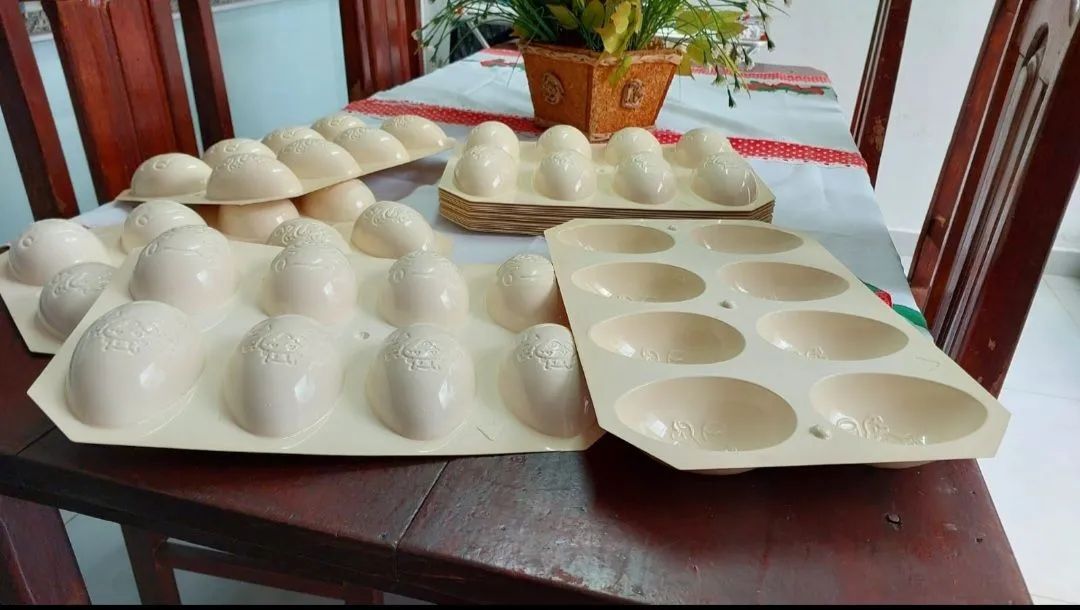 18 Formas iguais de Silicone para Ovos  de chocolate - Foto 2