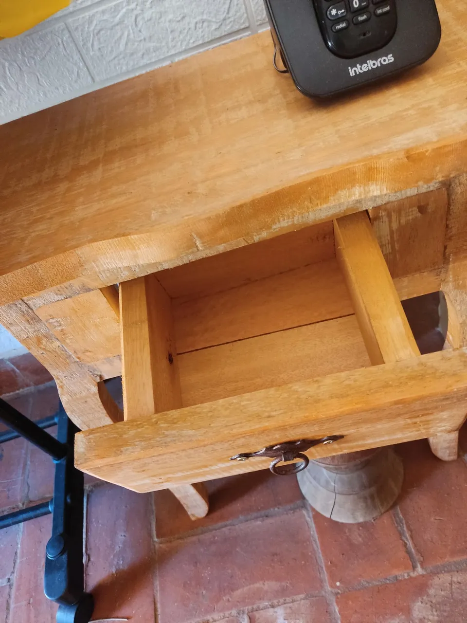Mesa de Canto em Madeira Rústica com Gaveta