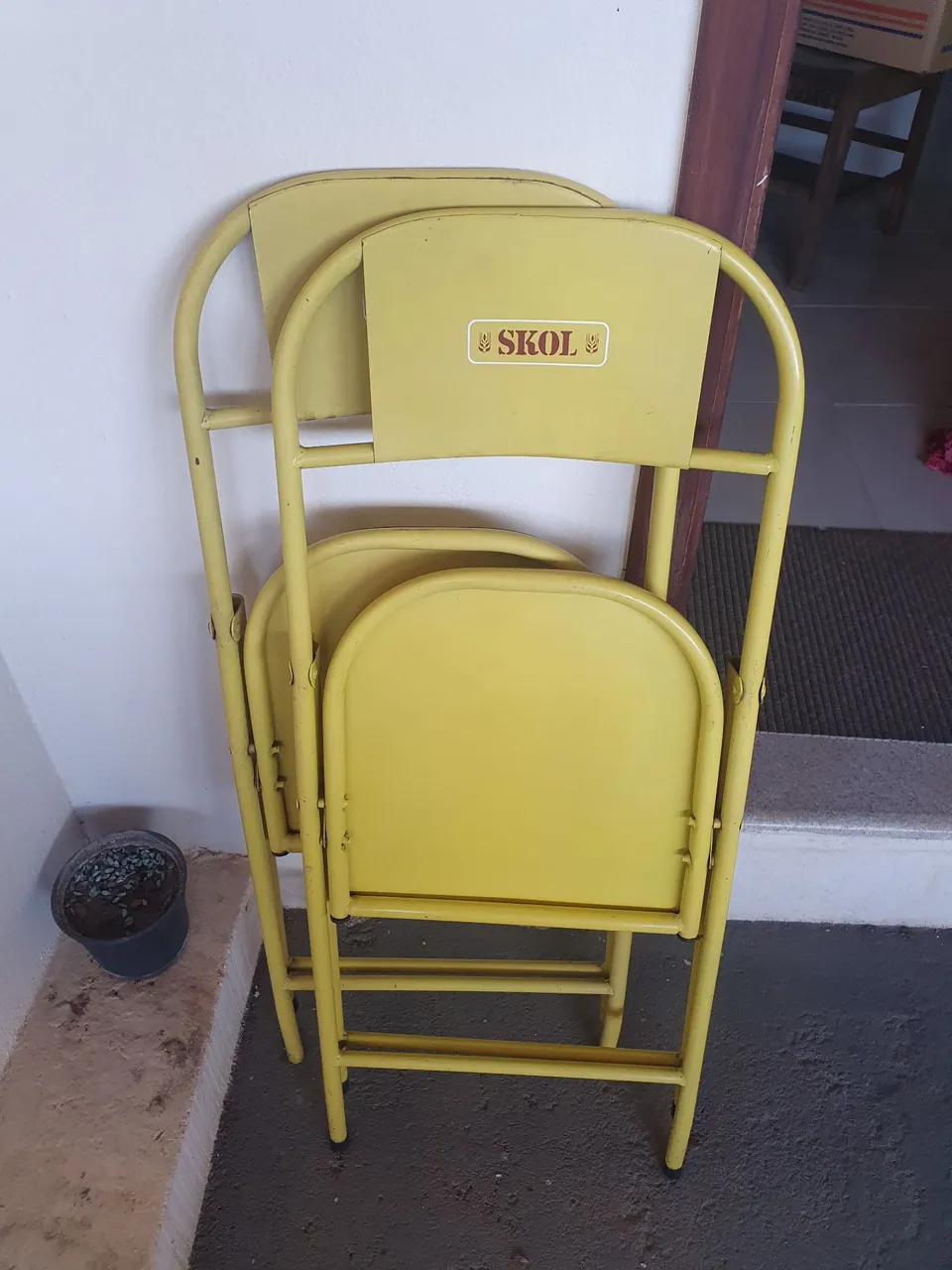 Cadeira dobrável Skol amarela