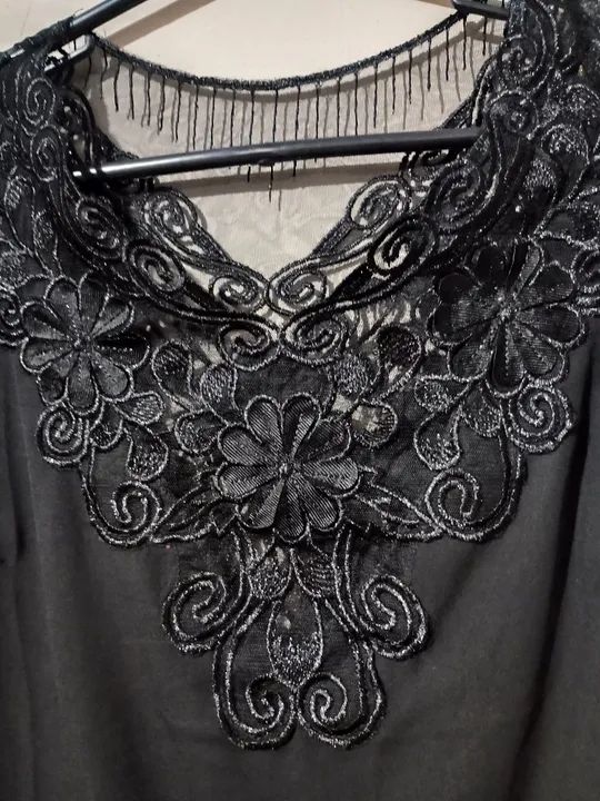 Blusa preta com renda - Foto 2
