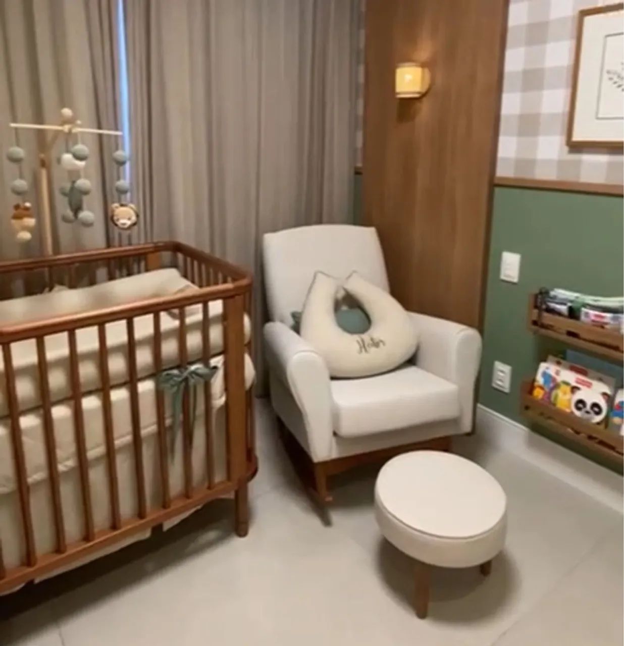 Poltrona para Amamentação Cacau e puf redondo para os pés.  - Foto 3