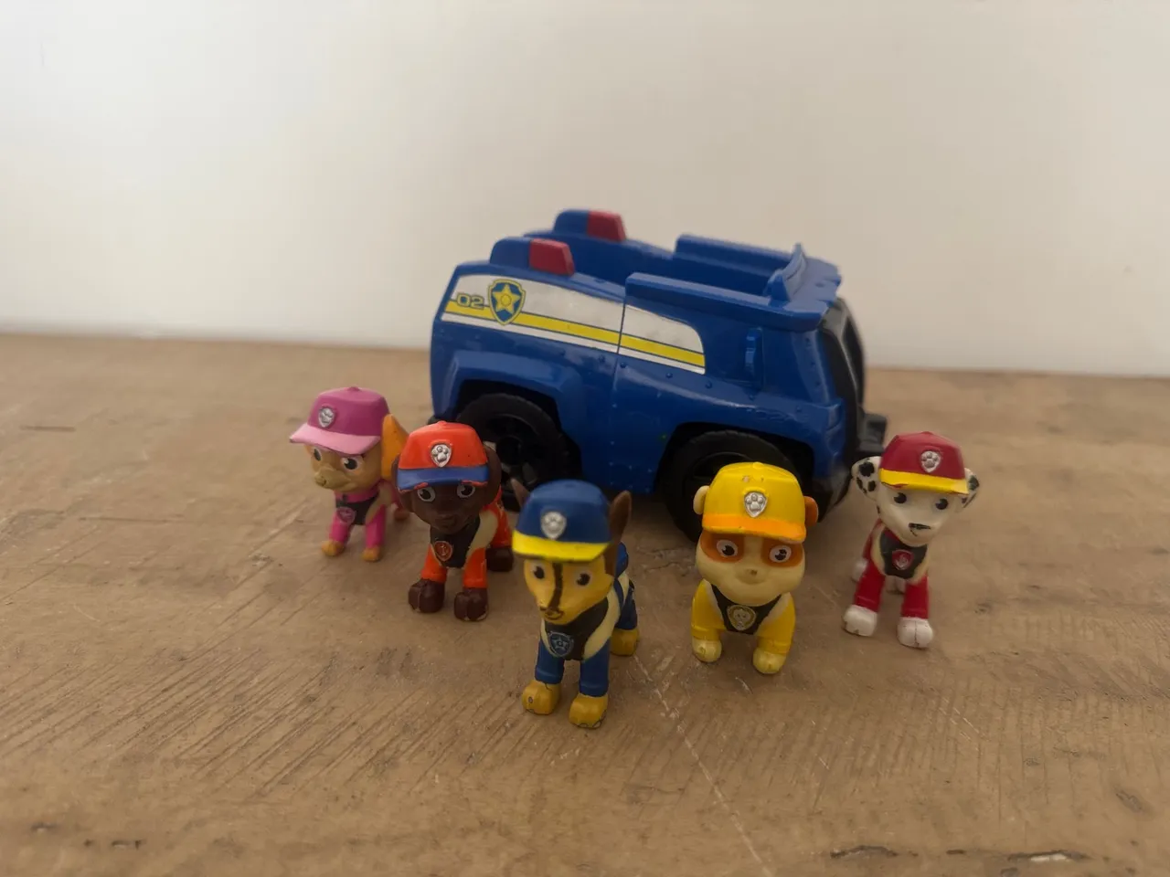Personagens originais da Patrulha Canina e viatura Chase