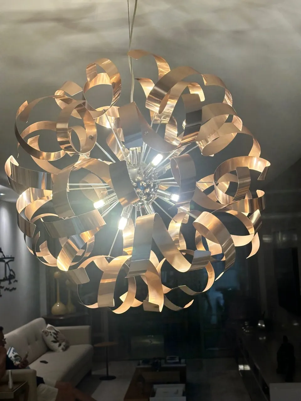 Lustre moderno de cobre em formato de laço