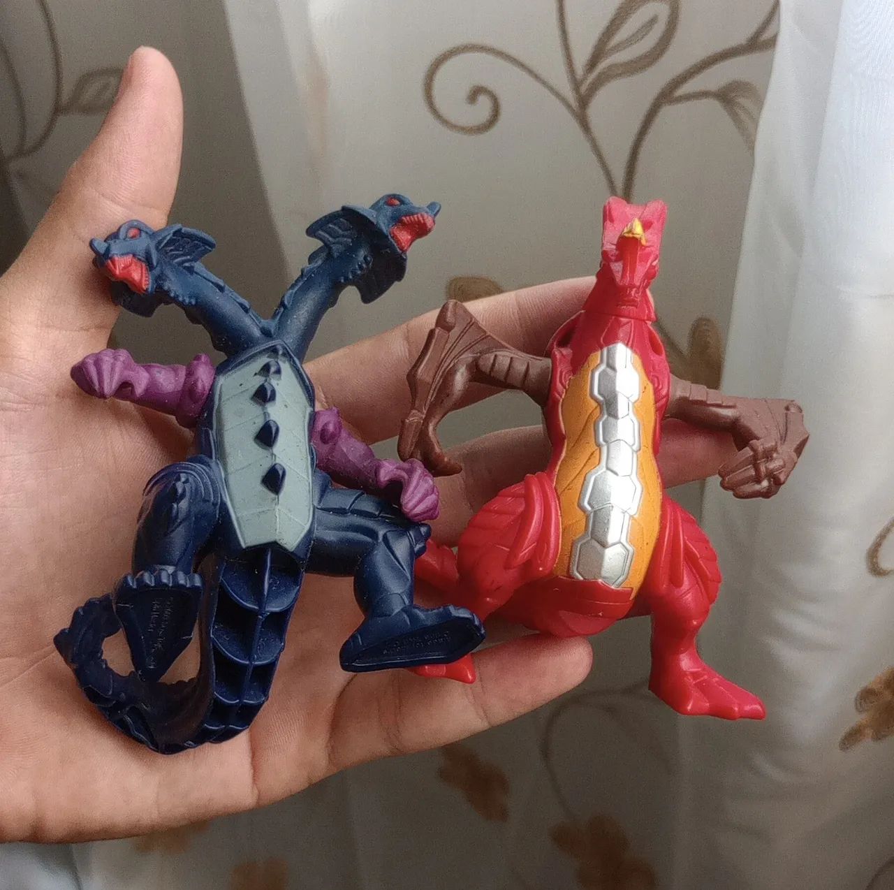 2 bonecos Bakugan.