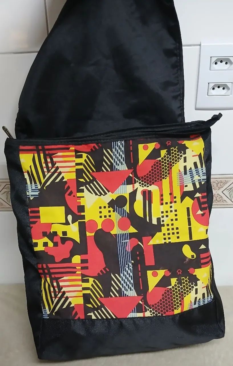 Bolsa e Mochila Térmica Sadia Preta Edição Abstrata<br> - Foto 6